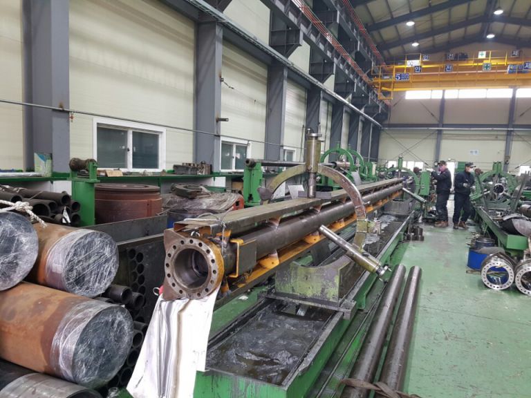 크레인 실린더튜브 호닝 작업중