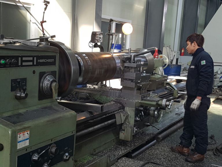 선반가공 작업중